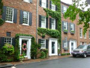 Georgetown houses. I want one!! Especially the one with the enormous, unbelievably beautiful door 
